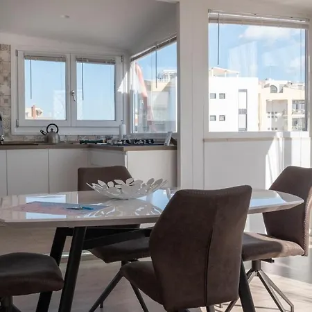 Seaview Luxury Penthouse - Fesca